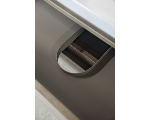 Detailansicht eines Badezimmermöbels mit Schublade