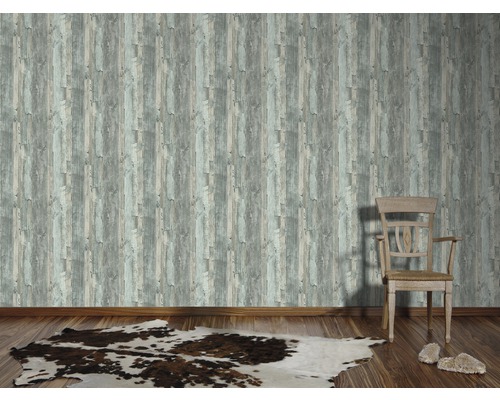 Wohnraum mit Holzoptik Tapete, Stuhl und Teppich