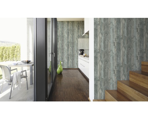 Innenraum mit Tapete in Holzoptik, kombiniert mit einer modernen Küche und einem Terrassenbereich.