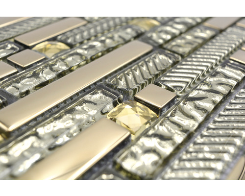 Detailansicht der Mosaikfliese aus Glas und Metall