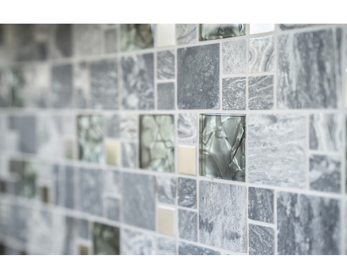 Mosaikfliesenwand mit quadratischen Fliesen in Marmoroptik und Glas
