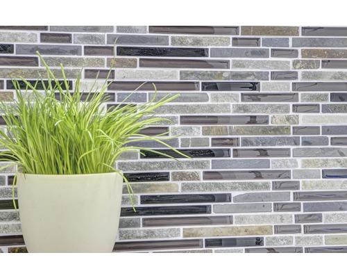 Wandfliesenmosaik mit Pflanze im Topf