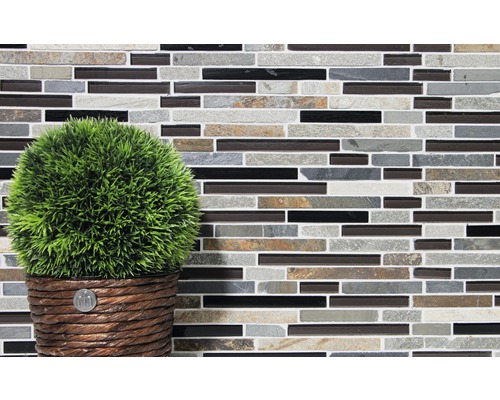 Mosaikfliese mit Pflanzenarrangement im Topf