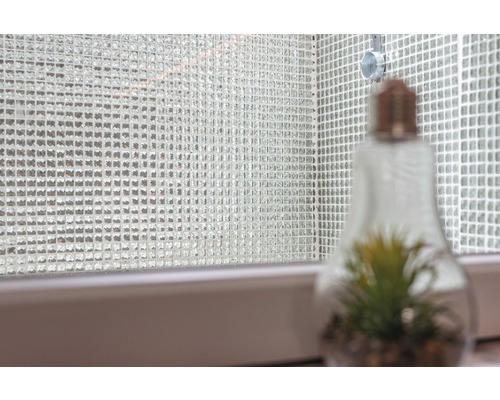 Mosaikfliesenwand mit dekorativer Glühbirne mit Pflanze