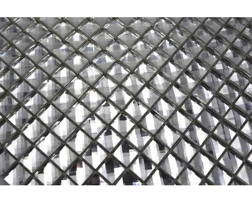 Nahaufnahme eines Glasbausteins mit Rautenmuster