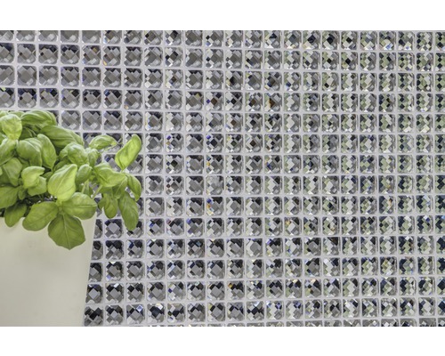 Mosaikfliesen mit Kristallglasoptik an der Wand