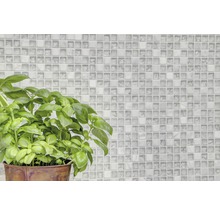 Mosaikfliese als Wandverkleidung mit Basilikumpflanze im Topf