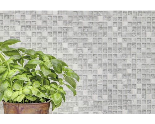 Mosaikfliese als Wandverkleidung mit Basilikumpflanze im Topf