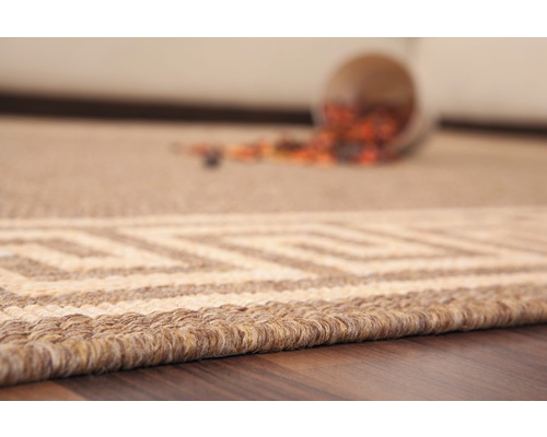 Detailaufnahme eines Teppichs mit geometrischem Muster