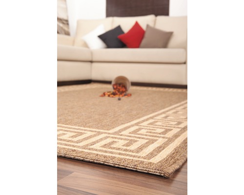 Teppich mit geometrischem Muster in einem Wohnzimmer