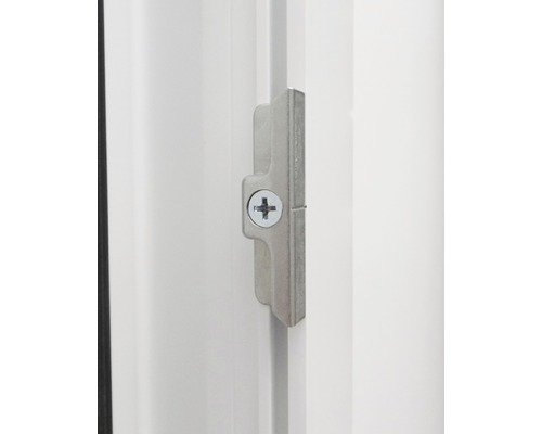 Detailaufnahme eines Fensterbeschlags mit Schraube