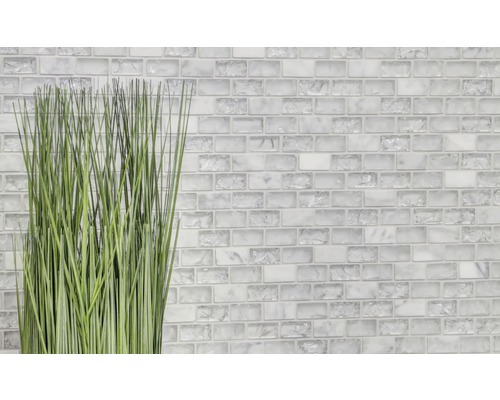 Wandfliesen mit Glasmosaik und dekorativem Gras