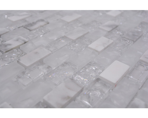 Nahaufnahme eines Mosaiks aus Glas und Marmor