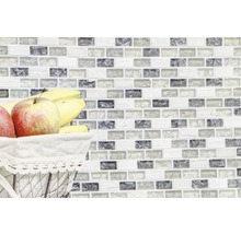 Mosaikfliesenwand mit Obstkorb im Vordergrund