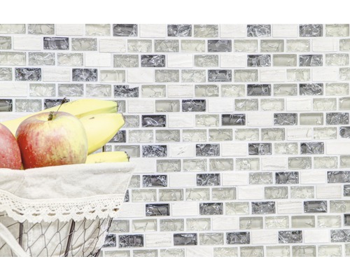 Mosaikfliesenwand mit Obstkorb im Vordergrund