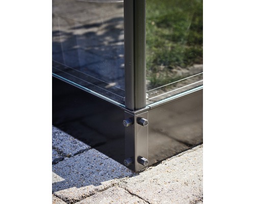 Detailansicht einer Glaskonstruktion mit Metalleckverbindung und Verschraubung.