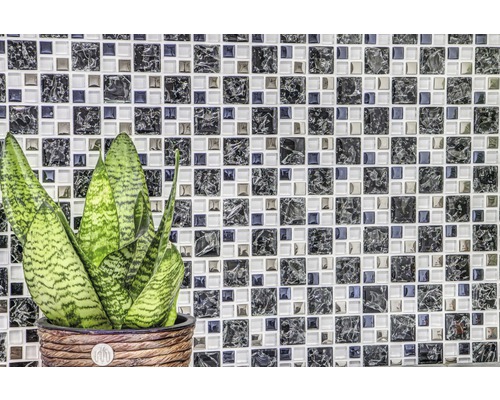 Dekorative Mosaikfliesenwand mit Zimmerpflanze im Topf
