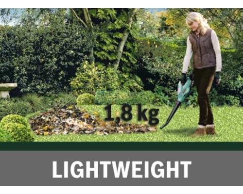 "Frau verwendet einen Laubsauger im Garten