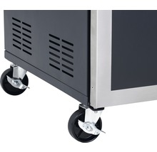 Detailansicht eines schwarzen Grills mit Rollen