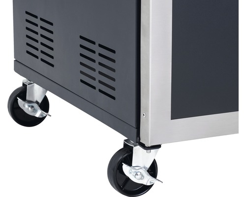 Detailansicht eines schwarzen Grills mit Rollen