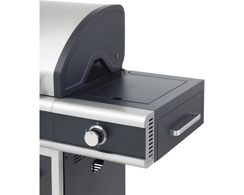 Detailansicht eines Gasgrills mit Seitenablage und Bedienknopf