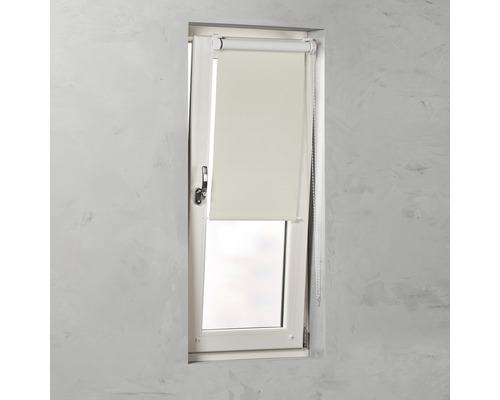 Fenster mit Rollo zur Beschattung