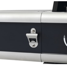 Flaschenöffner an einem Grill