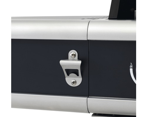 Flaschenöffner an einem Grill