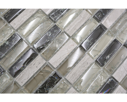 Mosaikfliesen aus Glas und Naturstein im Detail