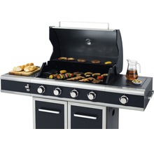 Gasgrill mit Grillgut wie Wurst, Fleisch und Gemüse