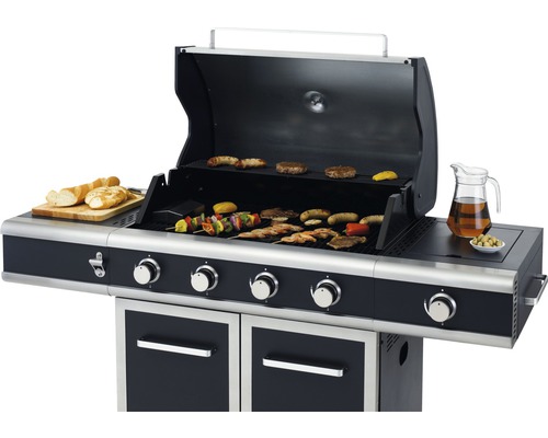 Gasgrill mit Grillgut wie Wurst, Fleisch und Gemüse