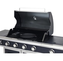 Gasgrill mit geöffnetem Deckel und Grillzubehör