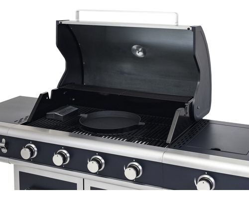 Gasgrill mit geöffnetem Deckel und Grillzubehör