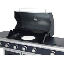 Gasgrill mit offener Haube und Pizzastein