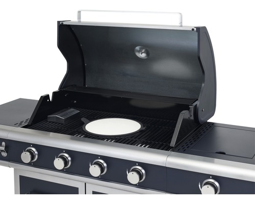 Gasgrill mit offener Haube und Pizzastein