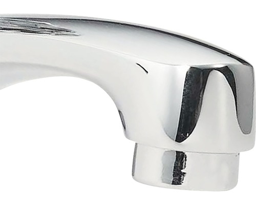 Nahaufnahme eines verchromten Wasserhahn Auslaufs.