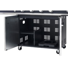 Unterschrank eines Gasgrills mit offener Tür und Regalen