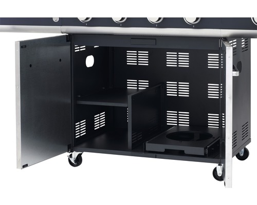 Unterschrank eines Gasgrills mit offener Tür und Regalen