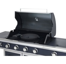 Gasgrill mit geöffnetem Deckel und Grillpfanne