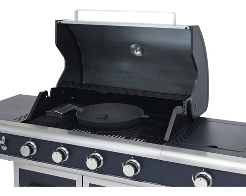 Gasgrill mit geöffnetem Deckel und Grillpfanne
