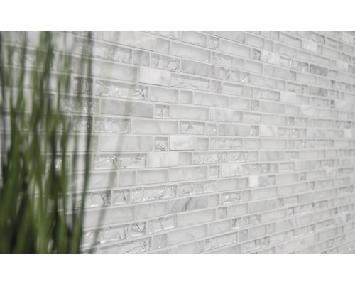 Wandfliesen aus Glas und Marmor im Innenraum