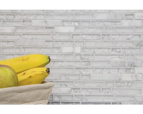 Mosaikfliesenwand mit Obstkorb im Vordergrund