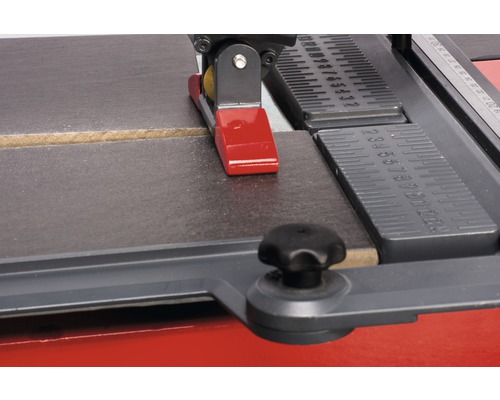 Detailansicht einer Tischkreissäge mit Werkstückführung und Skala zur präzisen Einstellung der Schnittbreite