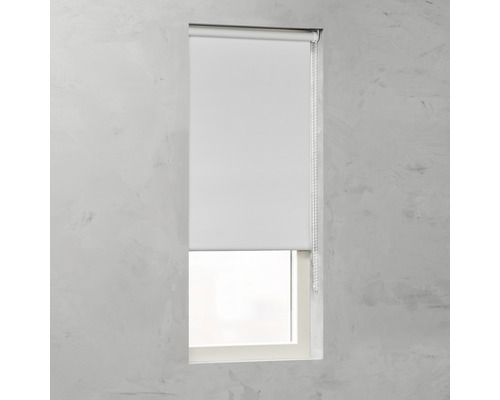 Fenster mit weißem Rollo
