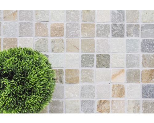 Quadratische Mosaikfliesen mit grüner Dekoration