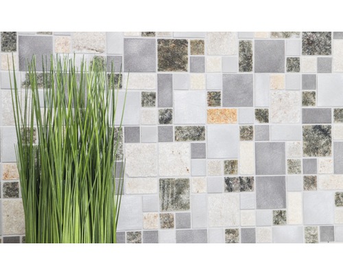 Mosaikfliese mit Grasbüschel