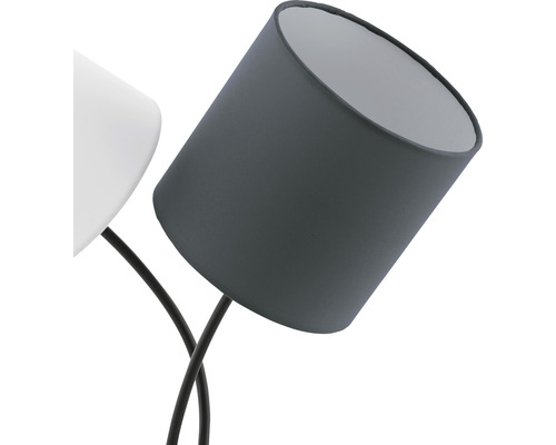 Detailaufnahme einer Stehlampe mit zwei Lampenschirmen