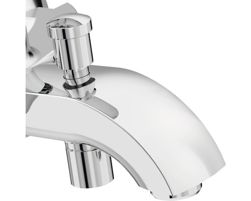 Nahaufnahme einer verchromten Badewannenarmatur.