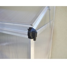 Detailansicht eines Gewächshauses mit Aluminiumrahmen und schwarzem Kunststoffverbinder