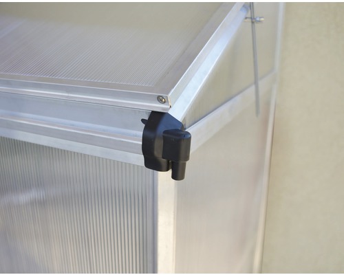 Detailansicht eines Gewächshauses mit Aluminiumrahmen und schwarzem Kunststoffverbinder